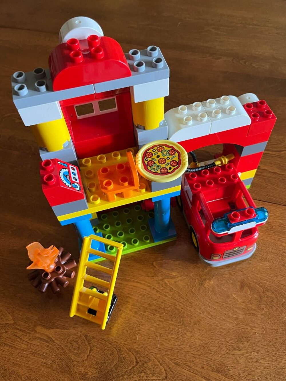Duplo fire station and firetruck - Picture 3 of 8